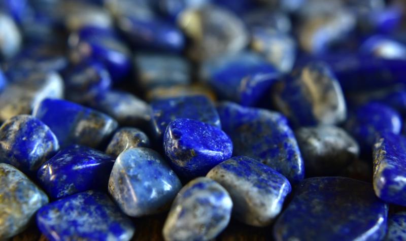 Lapis lazuli styrker kærlighedens sprog - krystal.dk