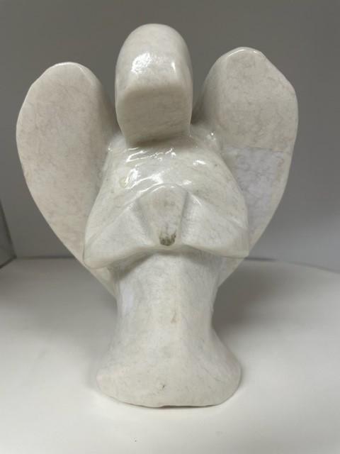 Hvid aragonit engel figur til dekoration.