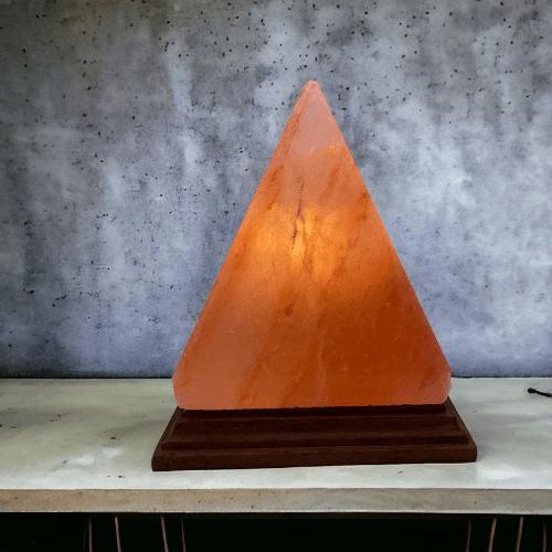 Pyramide saltlampe 339 kr.- hos Krystal.dk