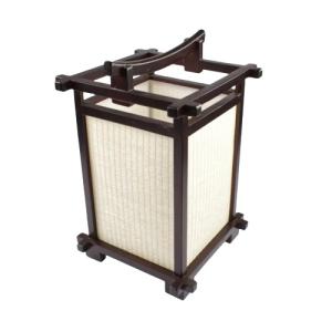Asiatisk-inspireret bordlampe i træ med hvid skærm.