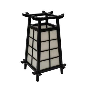 Asiatisk-inspireret bordlampe i sort trædesign.