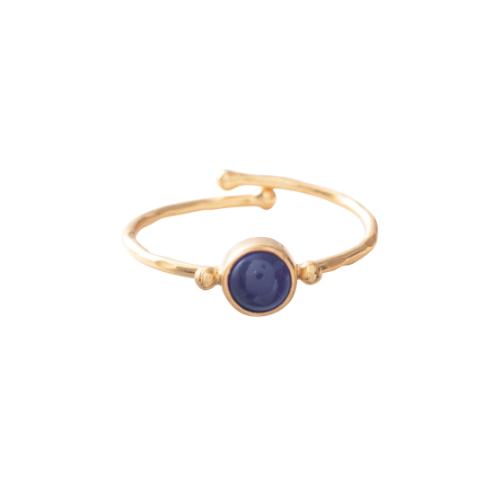 Guldbelagt ring med Lapis Lazuli smykkesten fra A Beautiful Story