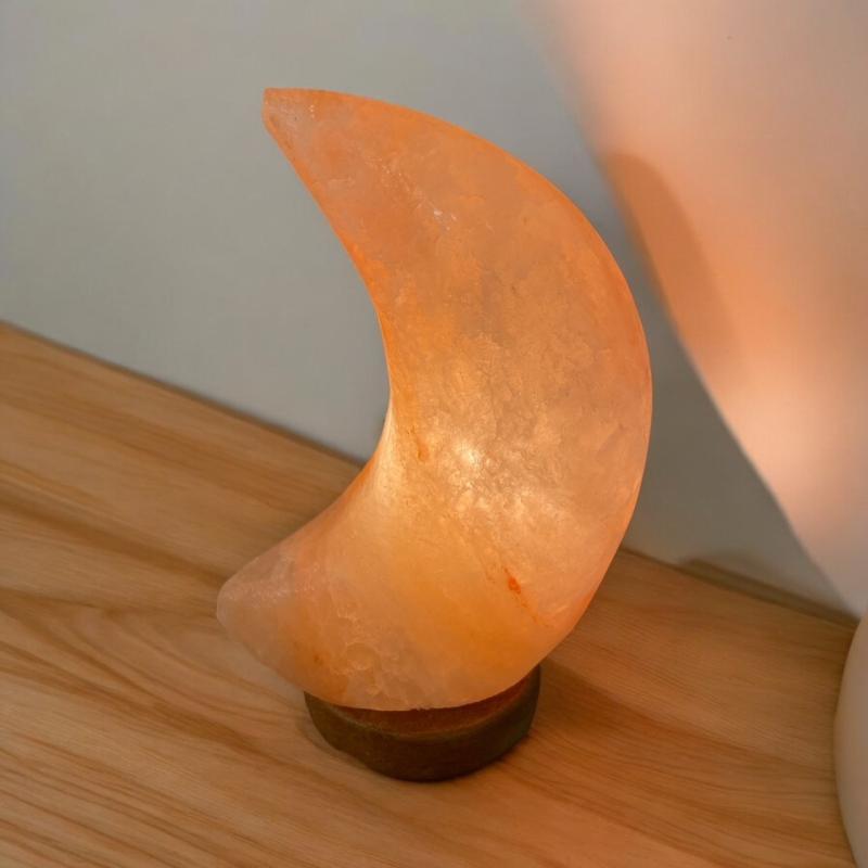 Halvmåne saltlampe fra Himalaya med dansk stik og pære